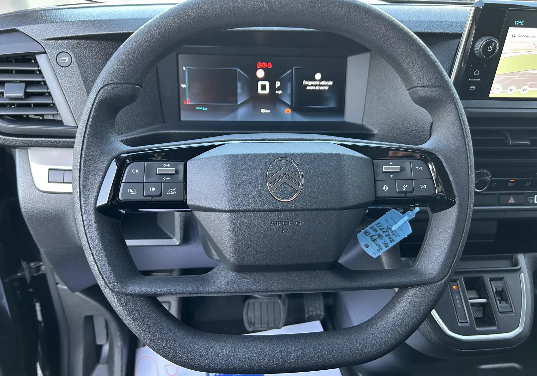 Affichage numérique du tableau de bord du Citroën Jumpy Cabine Approfondie noir, vue frontale centrée sur l'écran de contrôle.