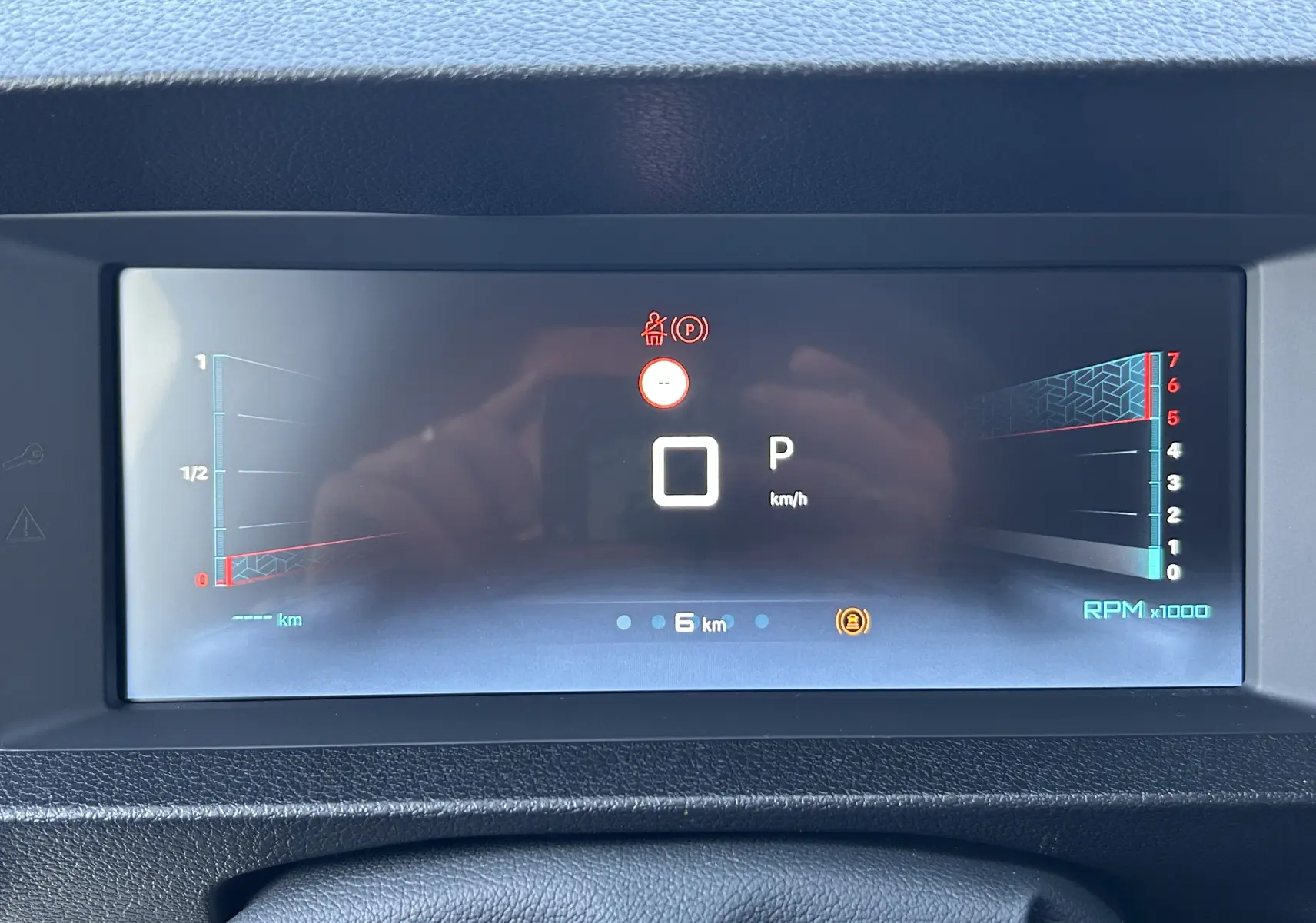 Écran numérique du tableau de bord du Citroën Jumpy noir, affichant la vitesse, la navigation et la consommation instantanée.