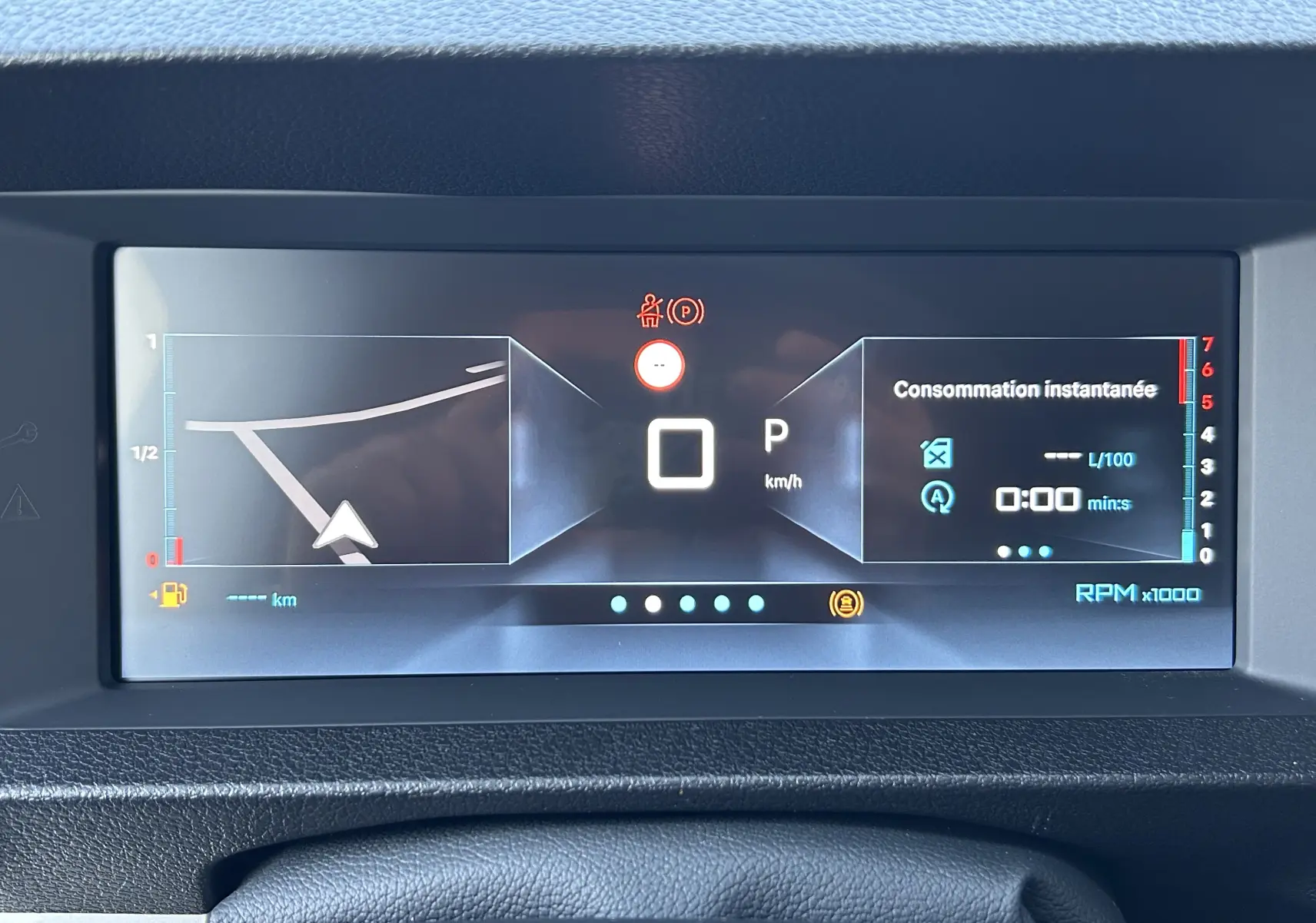 Écran tactile central du tableau de bord du Citroën Jumpy Cabine Approfondie 2025 affichant la navigation GPS.