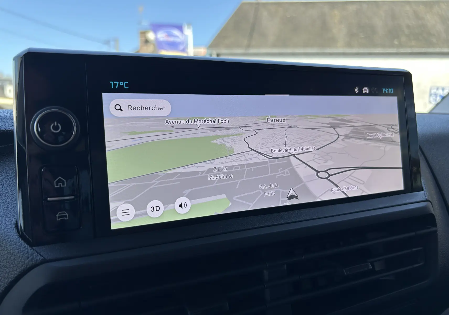 Écran intérieur affichant la caméra de recul avec vue arrière et guidage coloré du Citroën Jumpy Cabine Approfondie noir.