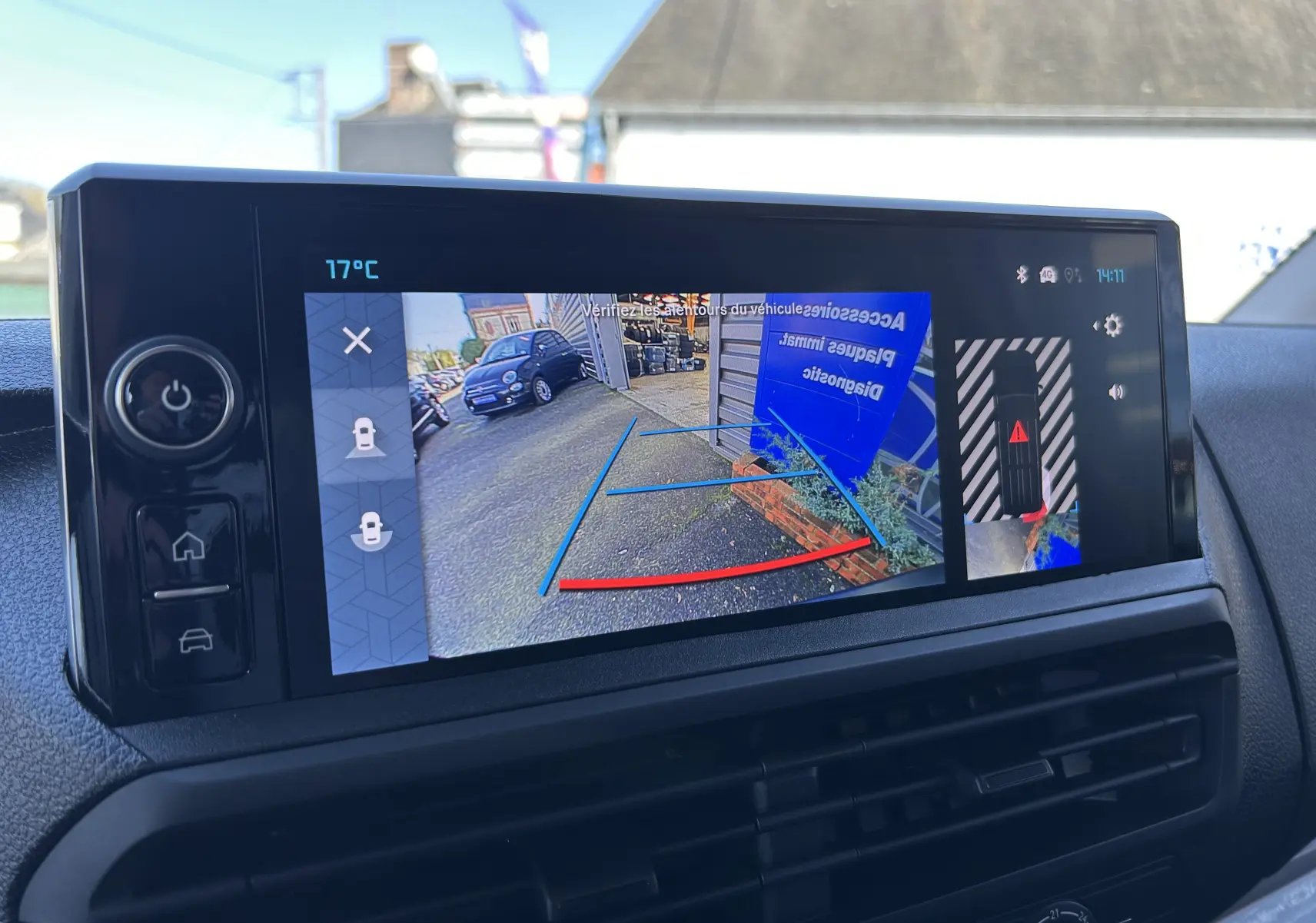 Écran tactile intérieur du Citroën Jumpy Cabine Approfondie 2025 affichant plusieurs applications connectées.