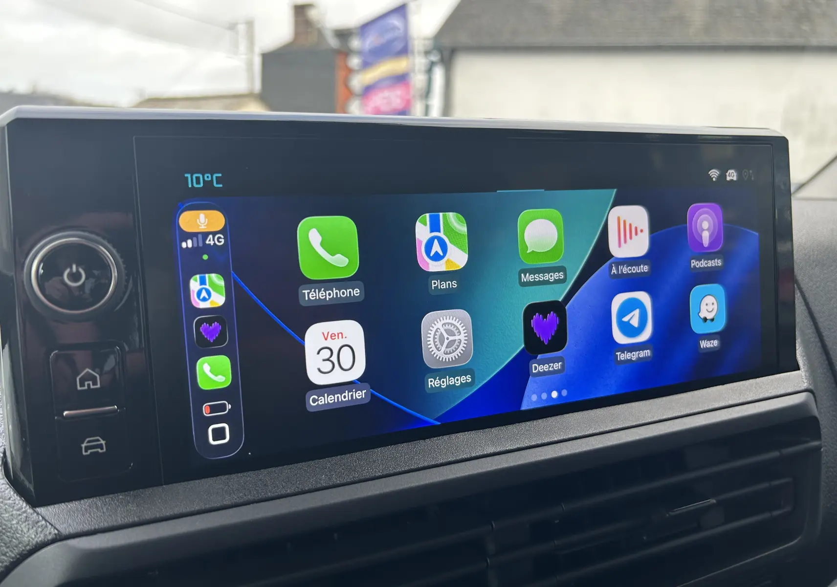 Écran tactile intérieur du Citroën Jumpy Cabine Approfondie noir, affichant la navigation GPS en plein jour.