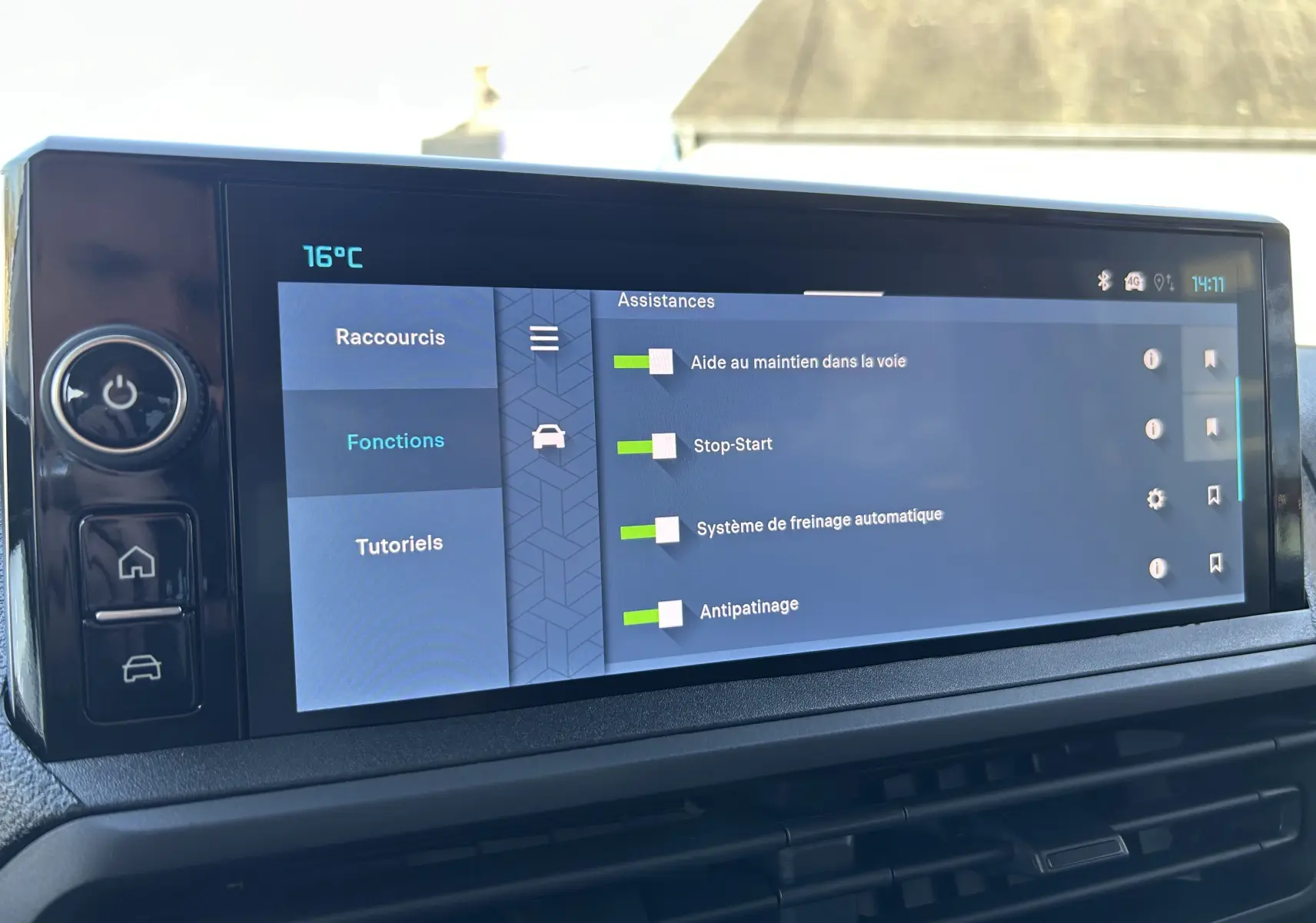 Écran tactile intérieur du Citroën Jumpy Cabine Approfondie noir, affichant les réglages de sécurité et d'assistance conducteur.
