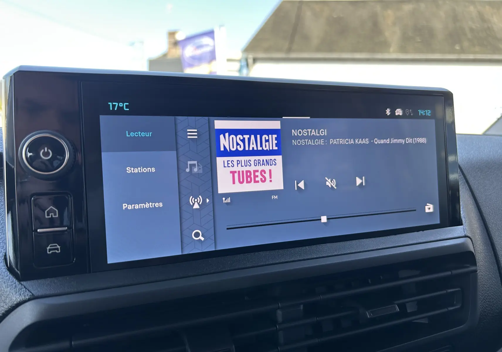 Vue rapprochée du tableau de bord du Citroën Jumpy Cabine Approfondie 2025, montrant les commandes de climatisation et boutons multifonctions.