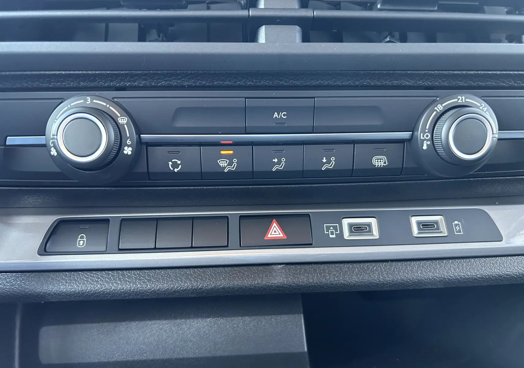 Gros plan sur la commande de boîte automatique noire avec sélecteur P, R, N, D du Citroën Jumpy Cabine Approfondie 2025.