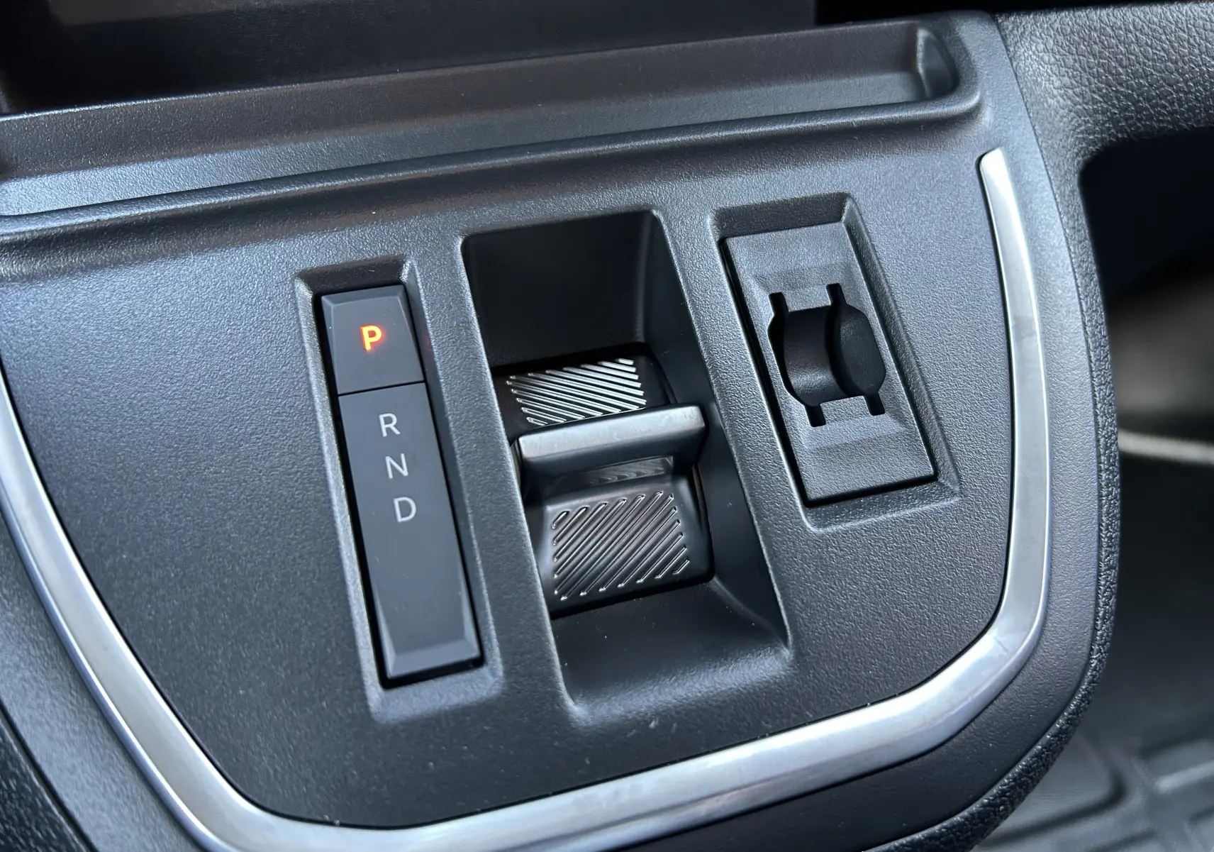 Gros plan sur les commandes de régulateur de vitesse au volant du Citroën Jumpy Cabine Approfondie noir 2025.