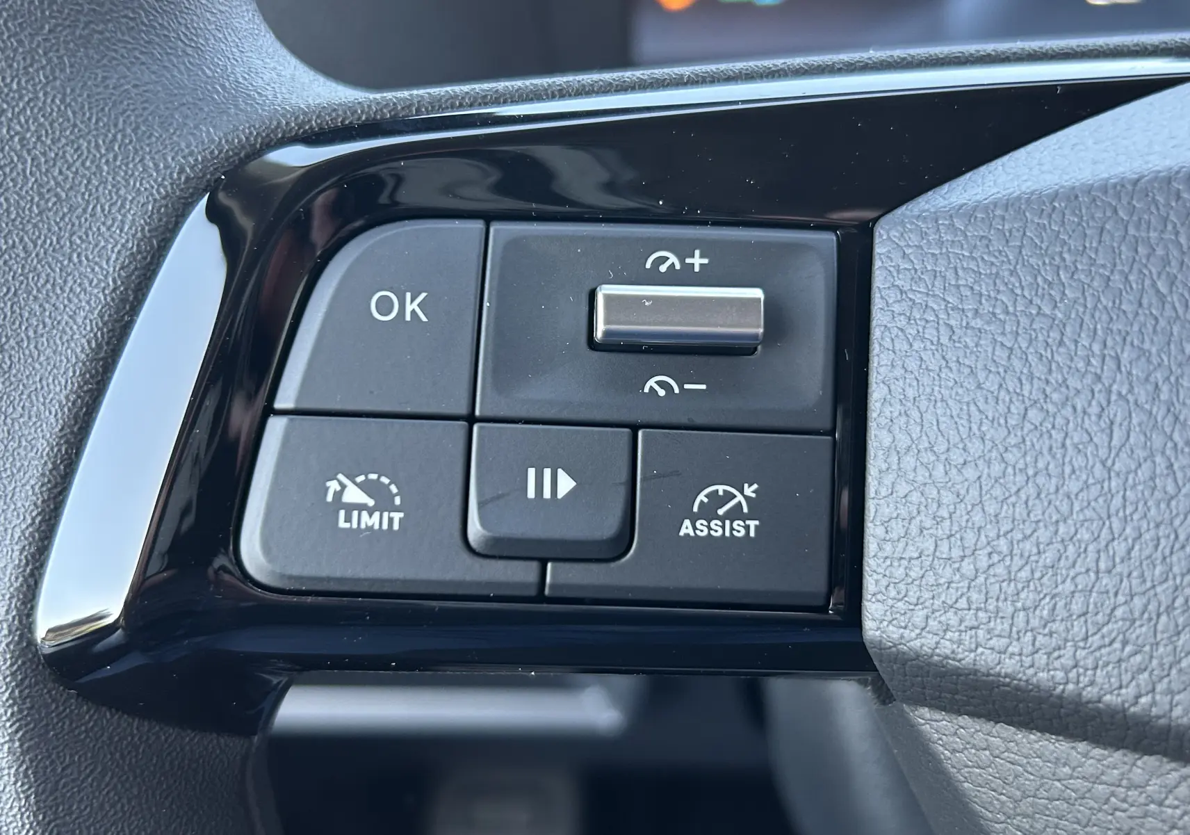 Gros plan sur les commandes au volant noir du Citroën Jumpy Cabine Approfondie 2025, boutons de volume et appel.