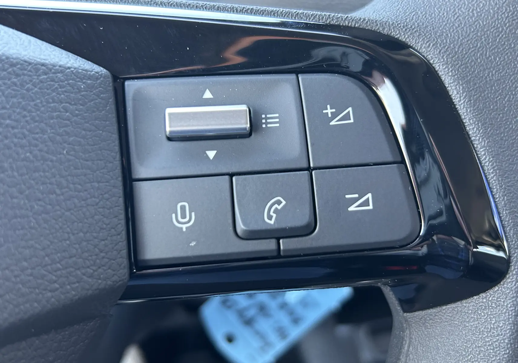 Gros plan sur la commande des feux et clignotants dans l’habitacle du Citroën Jumpy Cabine Approfondie noir.