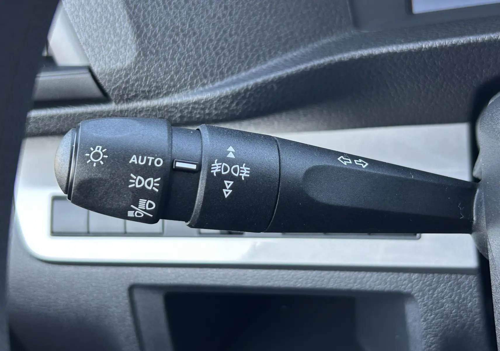 Gros plan intérieur sur la commande d’essuie-glace et la clé insérée d’un Citroën Jumpy Cabine Approfondie noir.