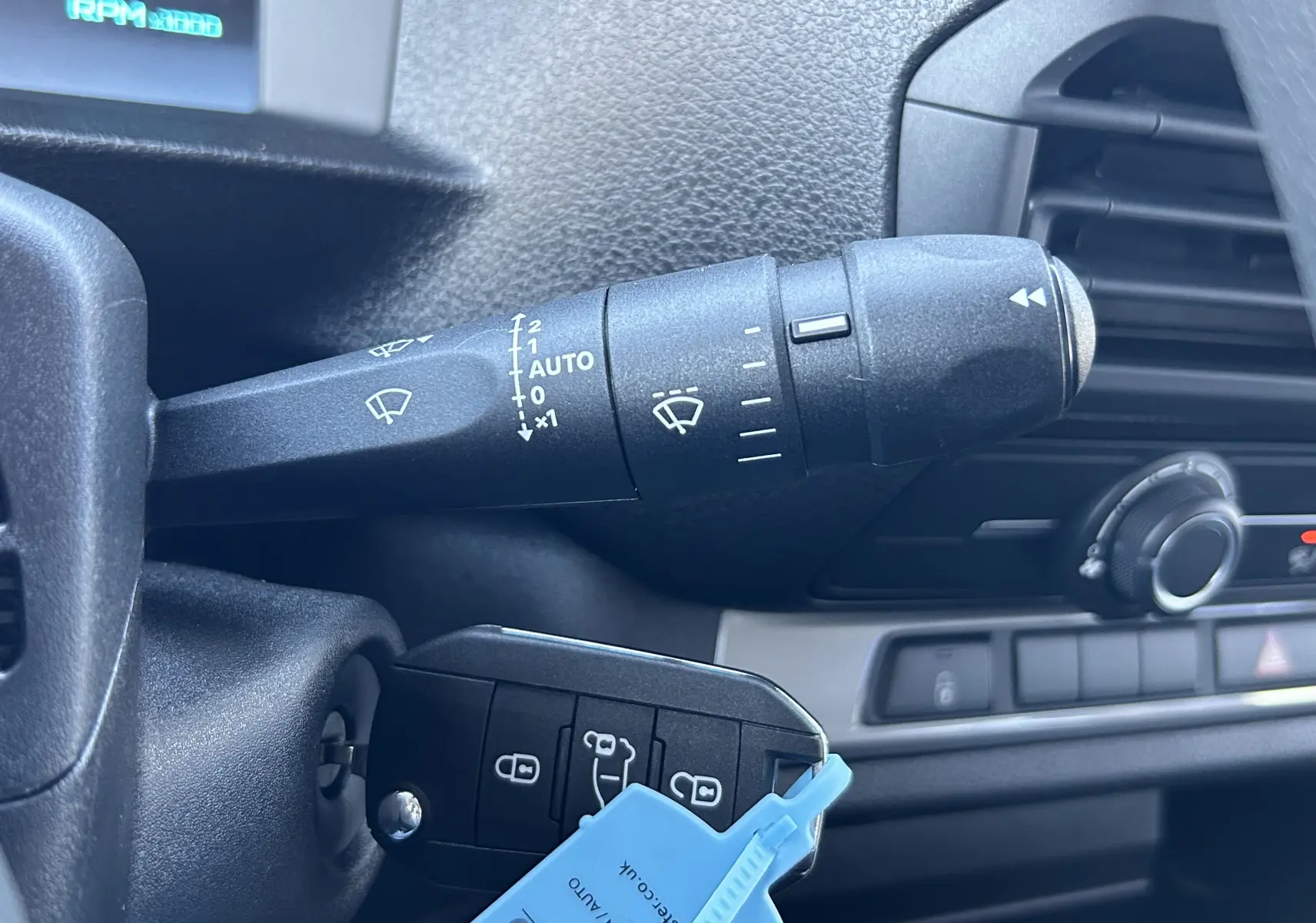 Vue intérieure côté passager du coffre à gants ouvert du Citroën Jumpy Cabine Approfondie noir, montrant le tableau de bord.