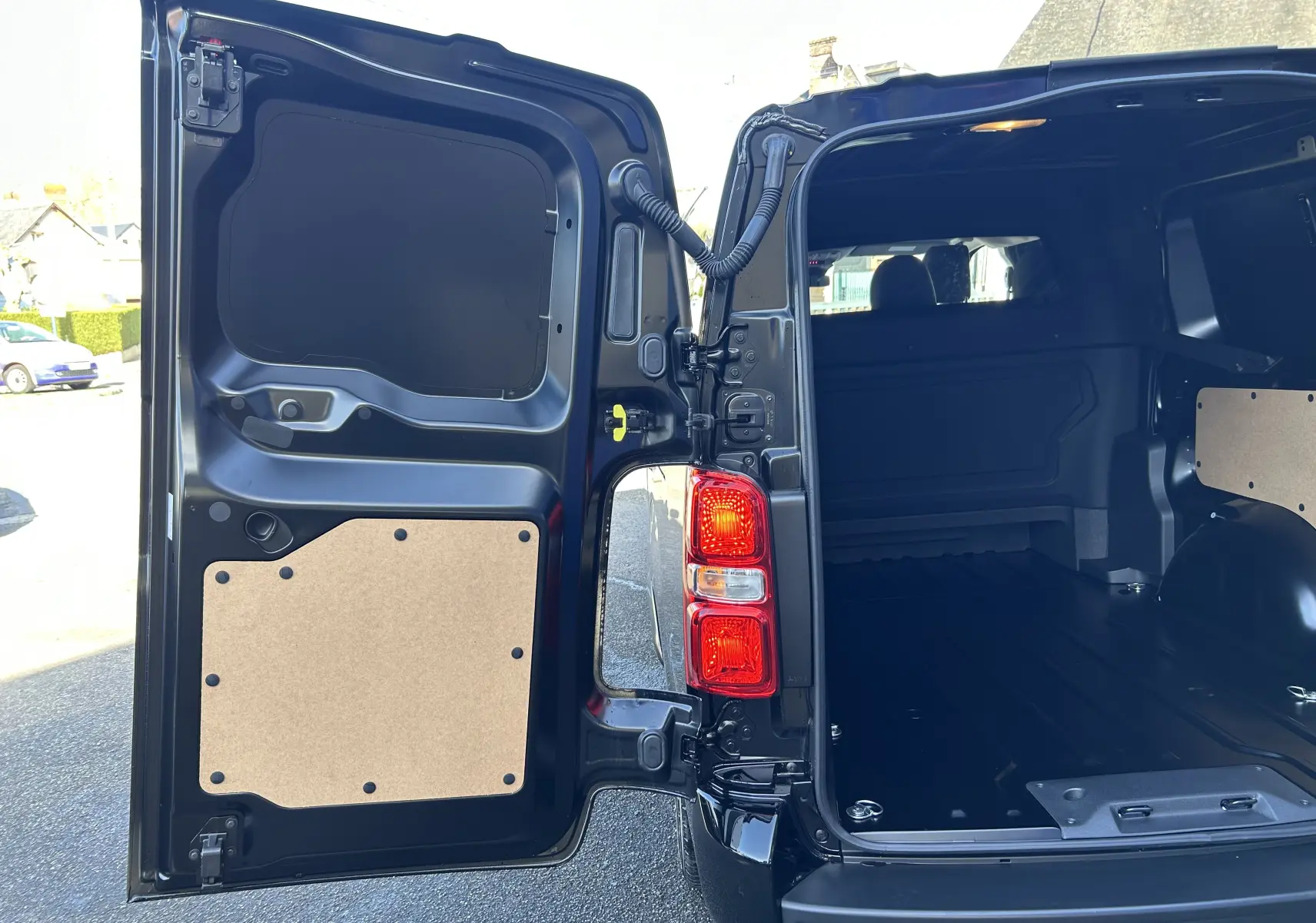 Vue arrière ouverte du Citroën Jumpy Cabine Approfondie noir, montrant l’espace de chargement vide et les portes battantes.