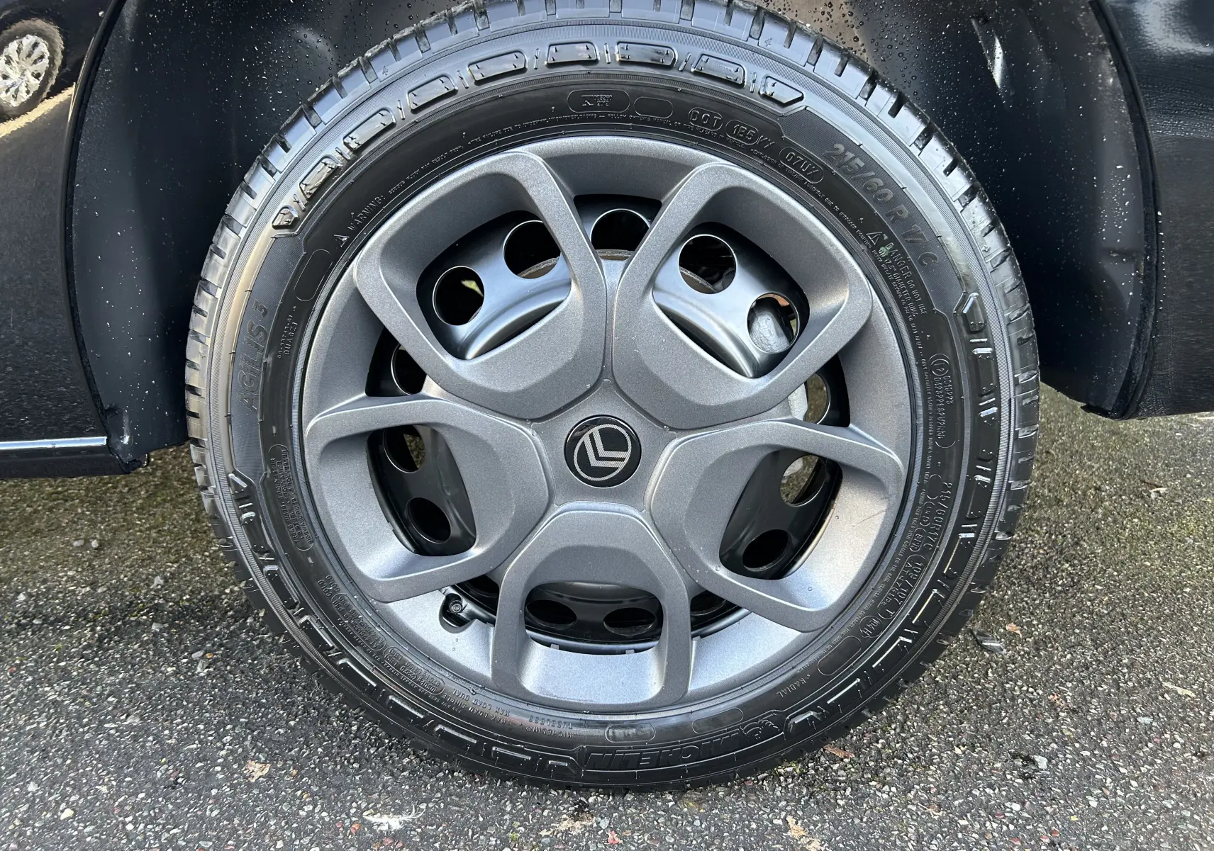 Gros plan sur la roue avant droite du Citroën Jumpy Cabine Approfondie noir, avec jante tôle noire 17'' et enjoliveur gris.