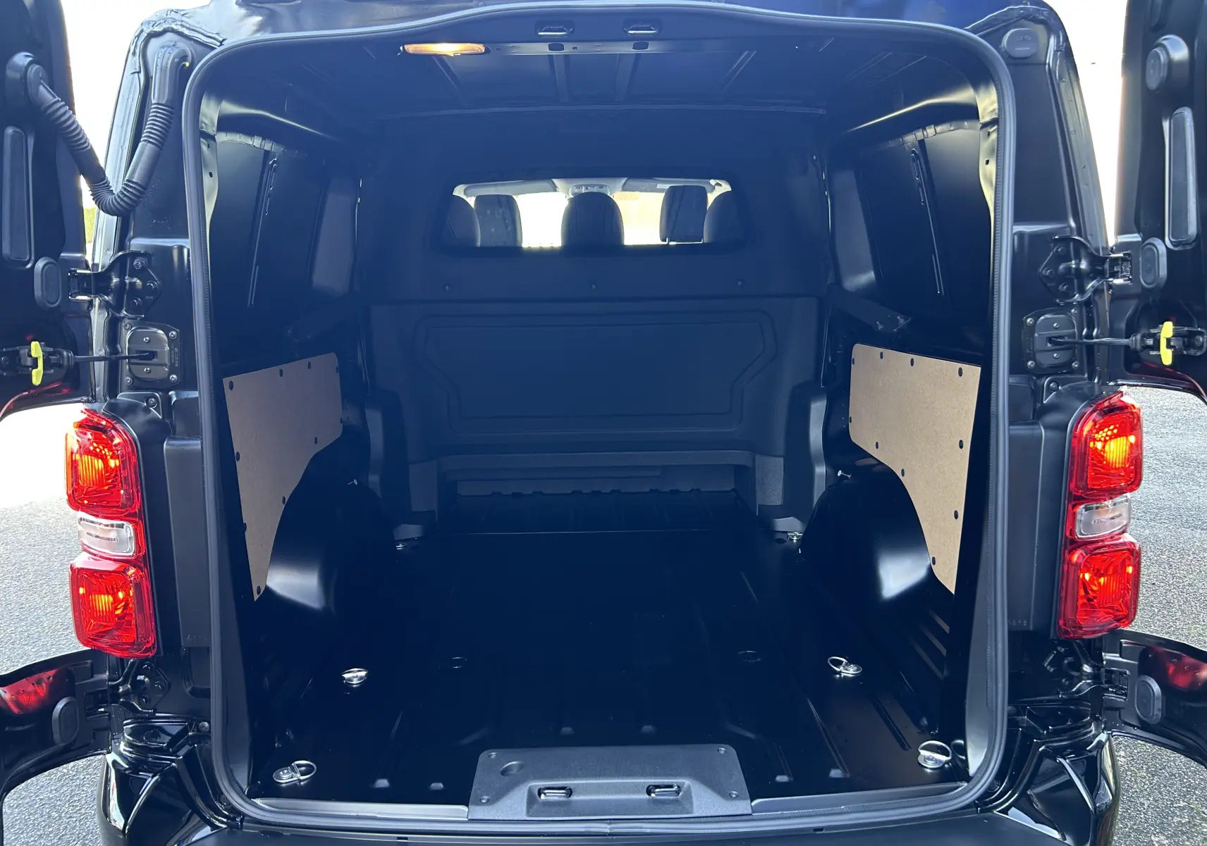 Vue arrière ouverte du Citroën Jumpy Cabine Approfondie noir, montrant l'espace de chargement de 1,75 mètre.
