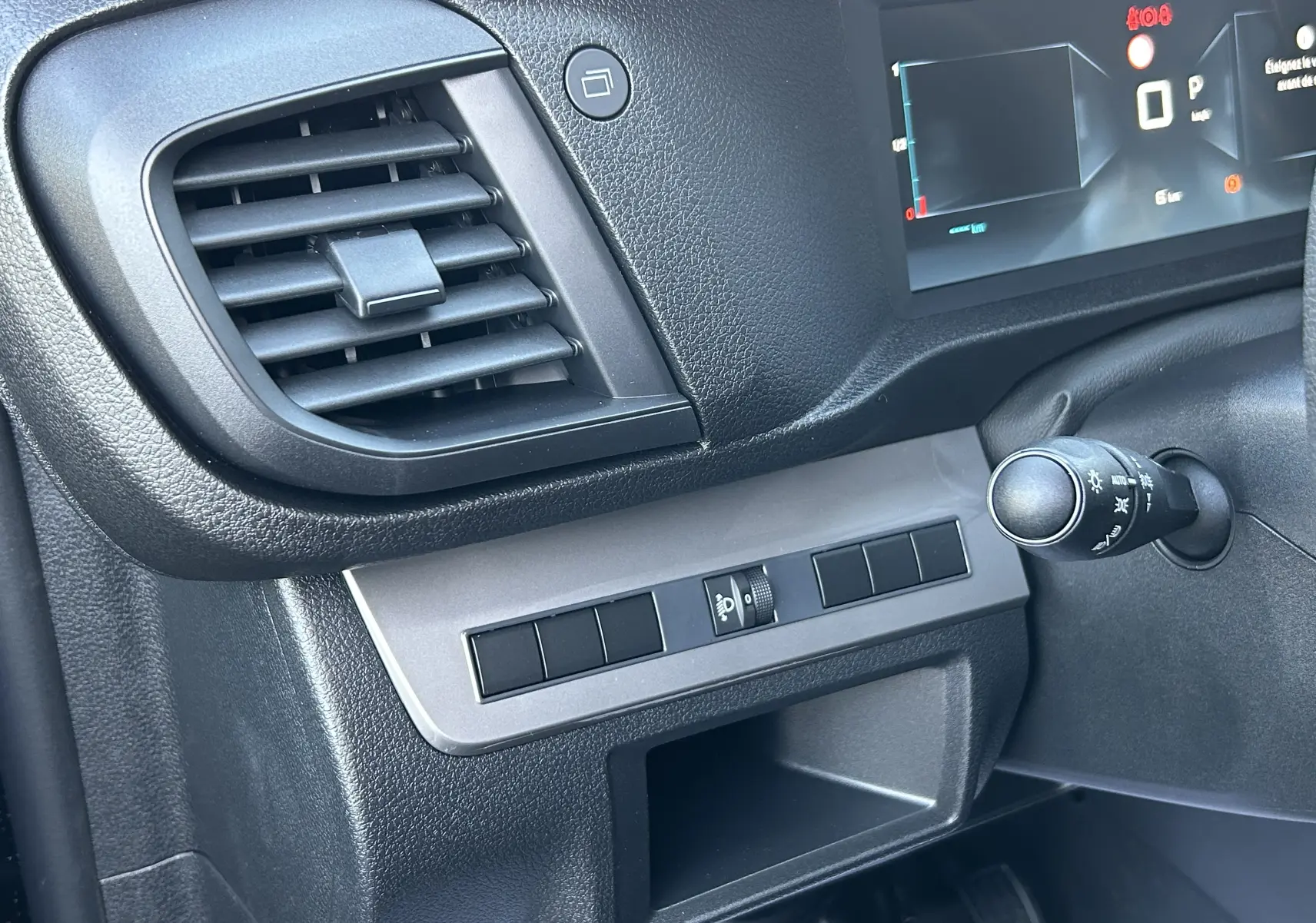 Vue intérieure avant du poste de conduite du Citroën Jumpy Cabine Approfondie noir avec tableau de bord moderne et écran tactile central.