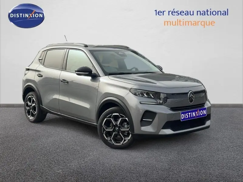 Vue 3/4 avant droite d'une Citroën C3 2025 gris Mercury avec jantes alliage au design hexagonal distinctif.