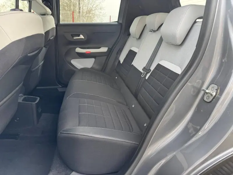 Vue intérieure côté droit des sièges arrière en tissu noir et gris de la Citroën C3 1.2 Turbo 100ch MAX gris Mercury 2025.
