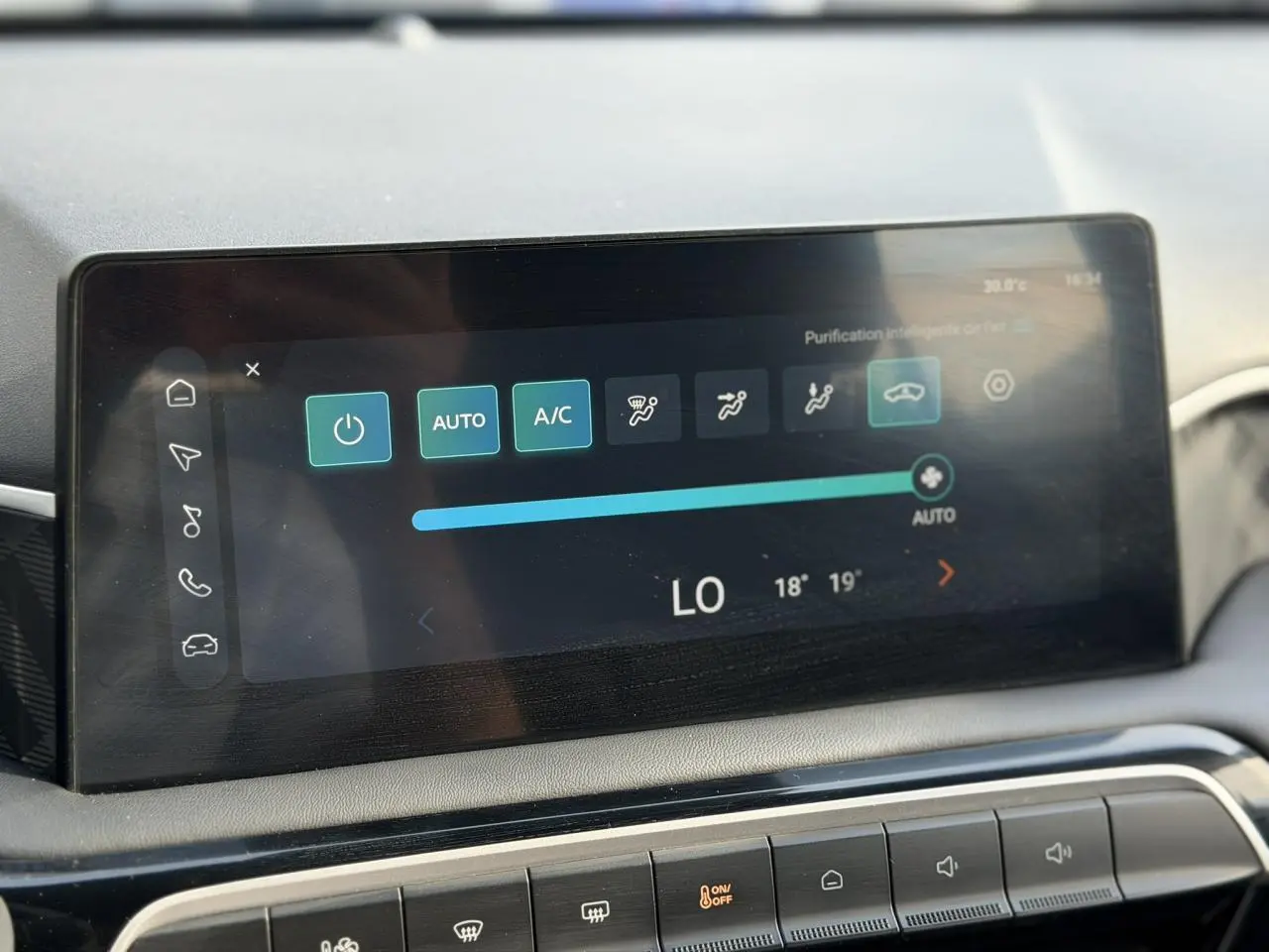 Écran tactile central de la MG3 1.5 Hybrid+ 195 Comfort affichant les réglages de climatisation automatique.