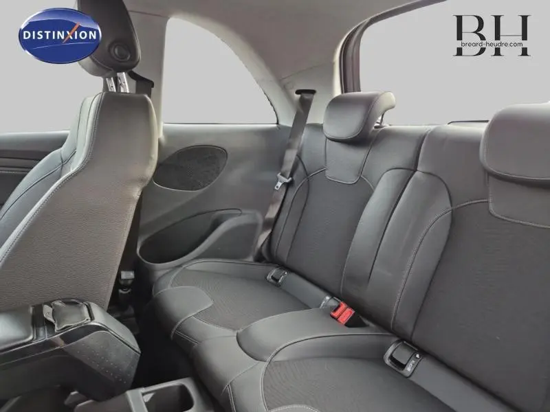 Vue intérieure de la banquette arrière noire de l'Opel Adam Rocks 2016 avec sellerie cuir Very Berry et ceinture de sécurité visible.