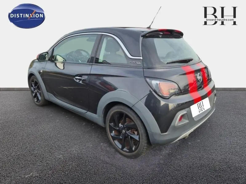 Vue 3/4 arrière droite d'une Opel Adam Rocks noire avec jantes noires et détails gris sur les passages de roues.