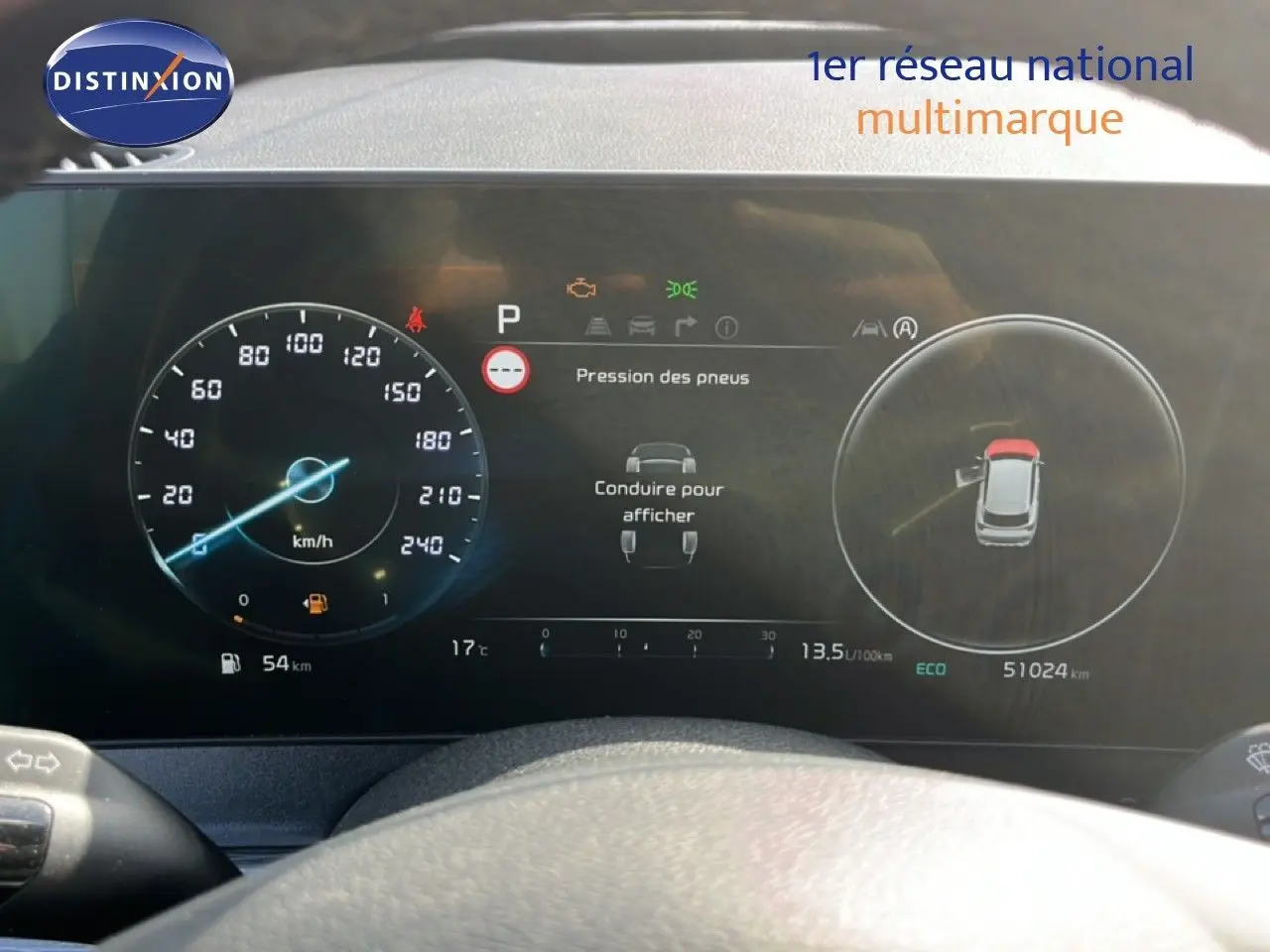 Tableau de bord numérique du Kia Sportage 2022, affichant la vitesse, la pression des pneus et l'autonomie.