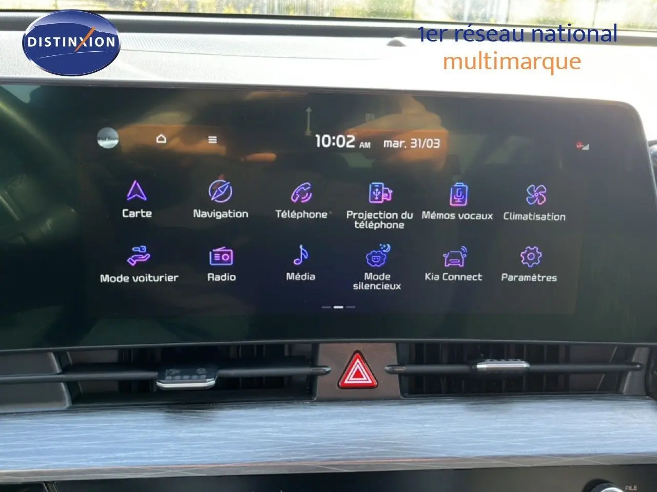 Vue rapprochée de l'écran tactile central du Kia Sportage 2022, affichant les options de navigation et multimédia.