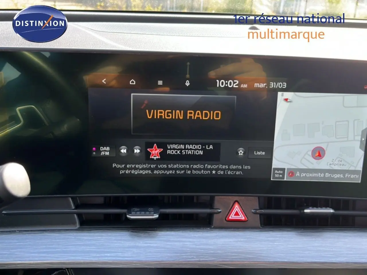 Vue rapprochée de l’écran multimédia du Kia Sportage 2022, affichant la radio Virgin Radio et la navigation GPS.