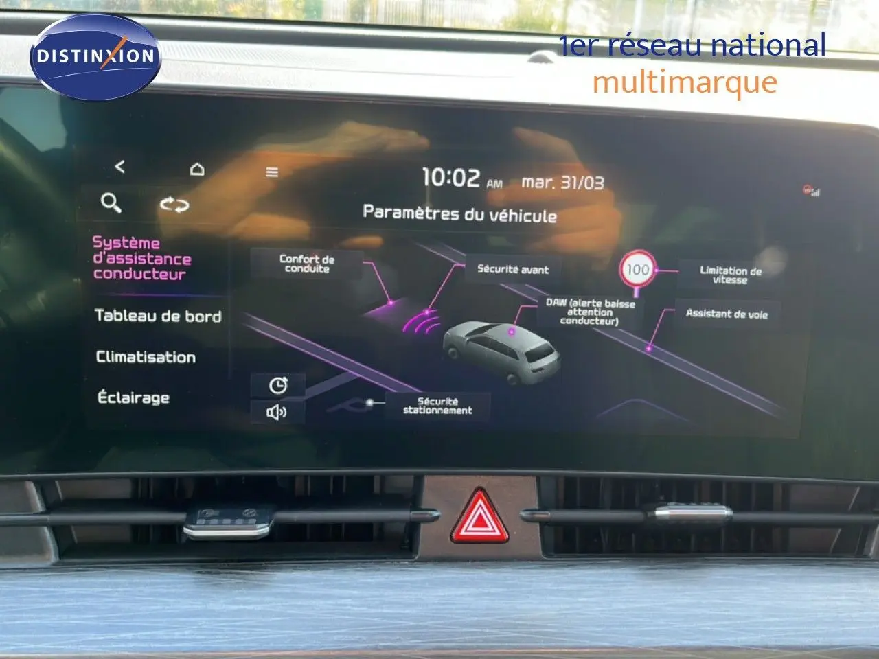 Écran tactile du tableau de bord du Kia Sportage 2022 affichant les paramètres d’assistance conducteur.