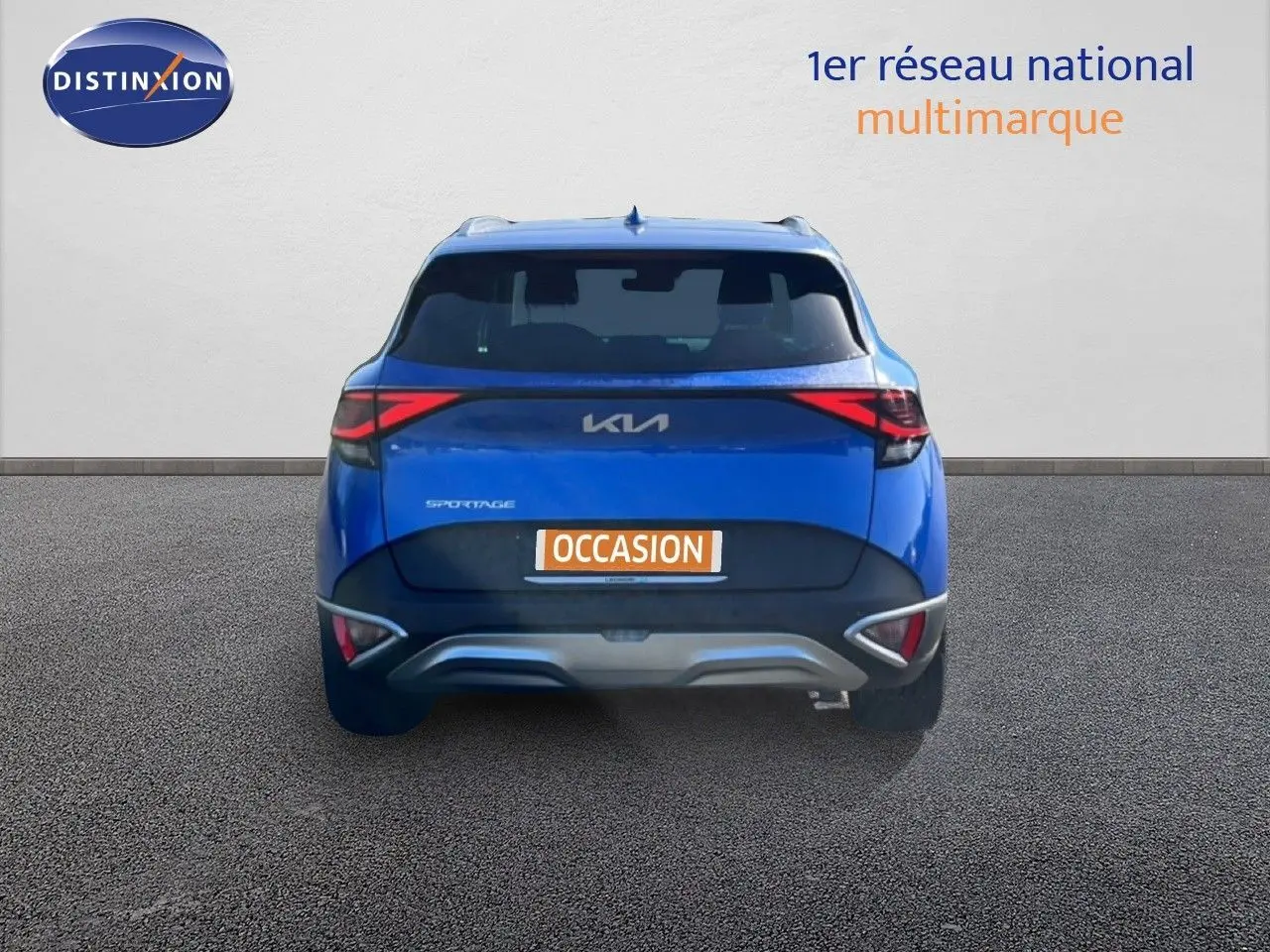 Vue arrière d'un KIA Sportage bleu fusion métal 2022 avec feux LED et plaque "OCCASION" visible.