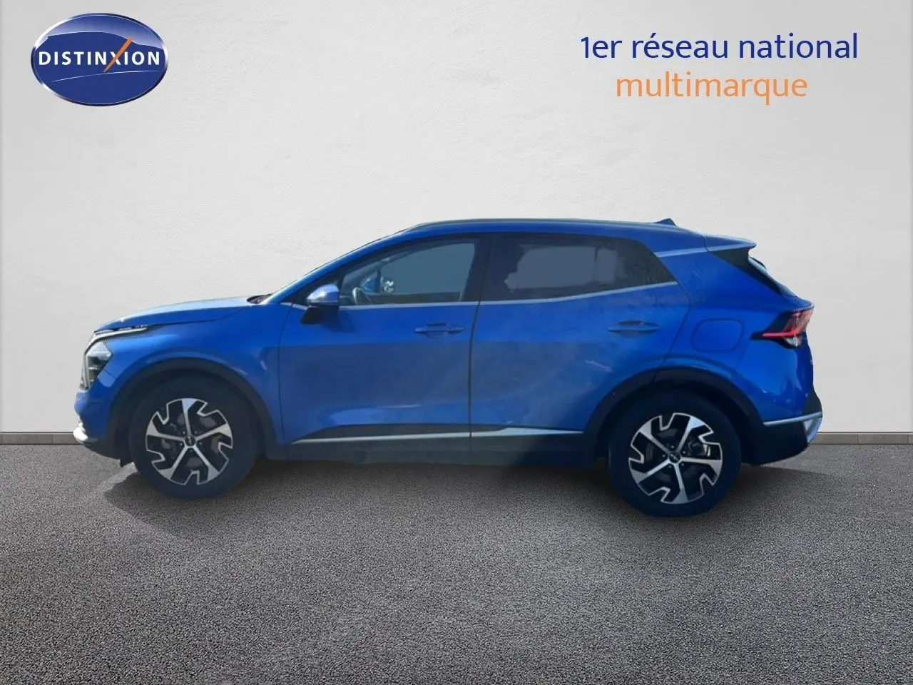 Profil côté gauche du Kia Sportage bleu fusion métal 2022, soulignant ses jantes alliage et lignes modernes.