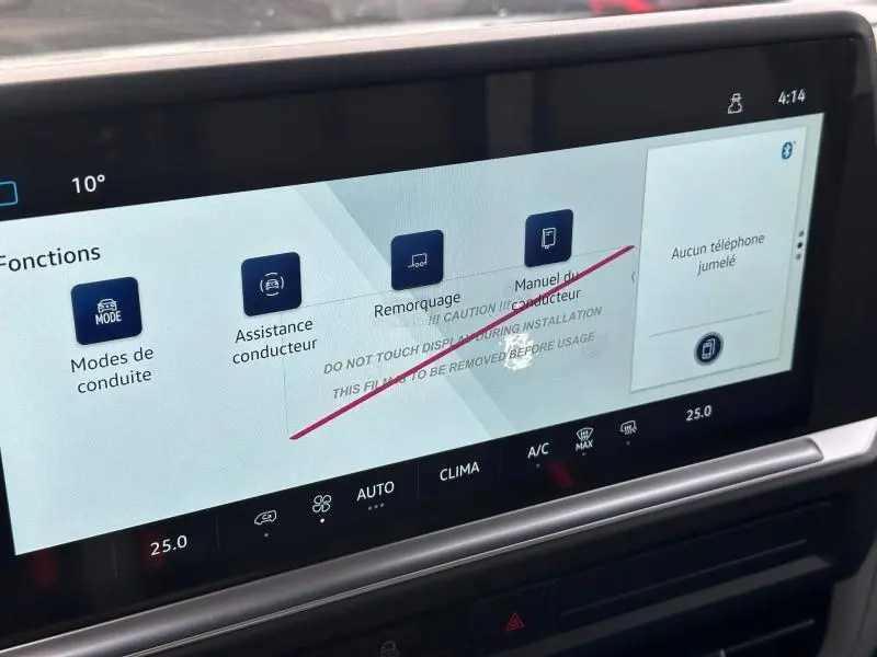 Écran tactile intérieur du Volkswagen Transporter Procab 2025 affichant les fonctions d'assistance conducteur et climatisation.