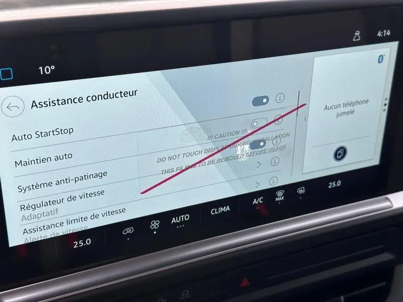 Écran tactile intérieur du Volkswagen Transporter Procab gris, affichant les options d’assistance conducteur.