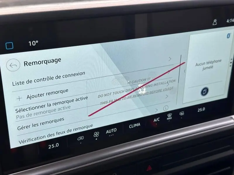 Écran tactile intérieur du Volkswagen Transporter Procab gris 2025 affichant le menu de remorquage.