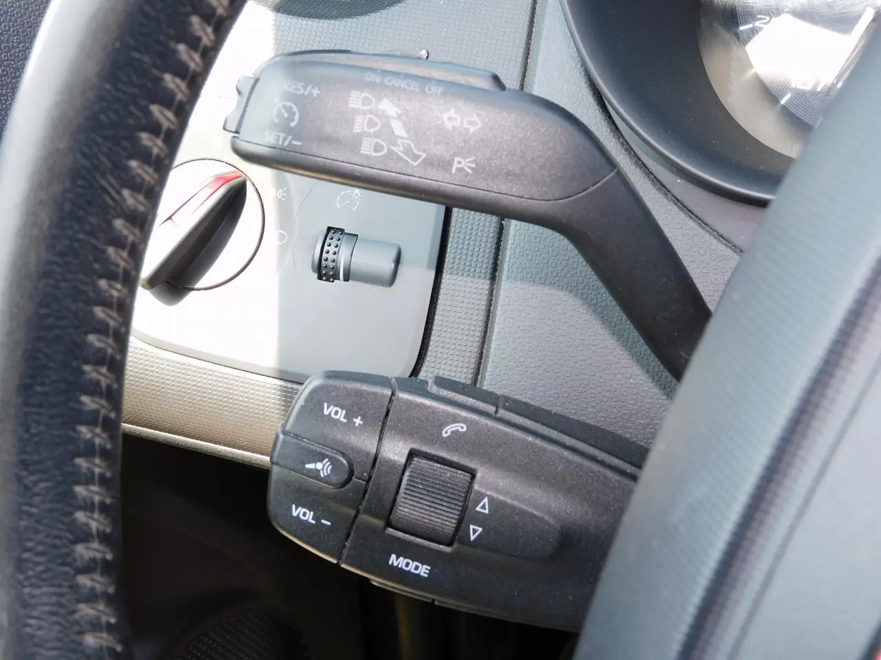Gros plan sur les commandes au volant noir de la SEAT Ibiza Cupra 2011, avec réglages volume et mode audio visibles.