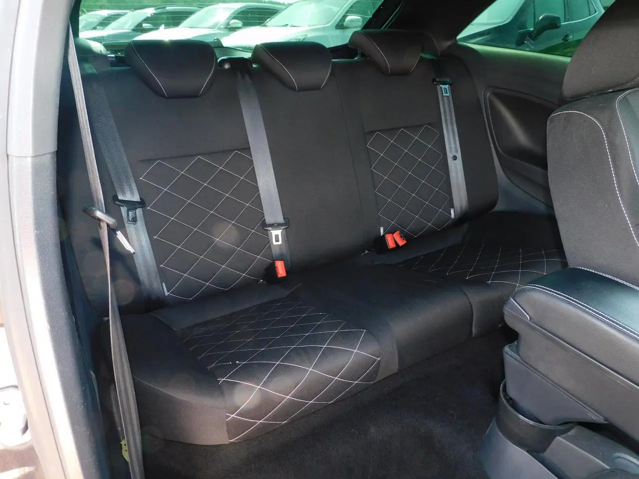 Vue intérieure sur la banquette arrière noire avec surpiqûres croisées de la SEAT Ibiza Cupra 2011.