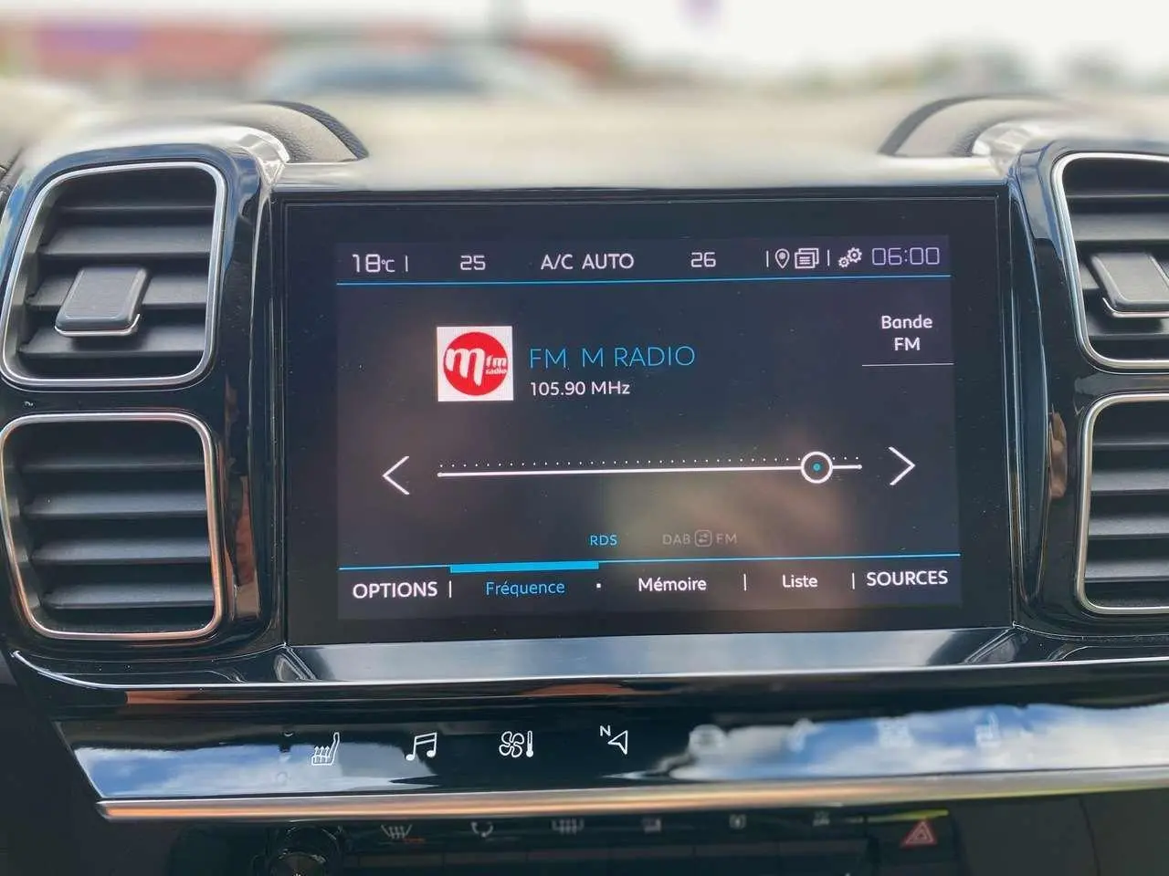 Écran tactile central de la Citroën C5 Aircross 2021 affichant la radio FM, entouré des aérateurs noirs brillants.