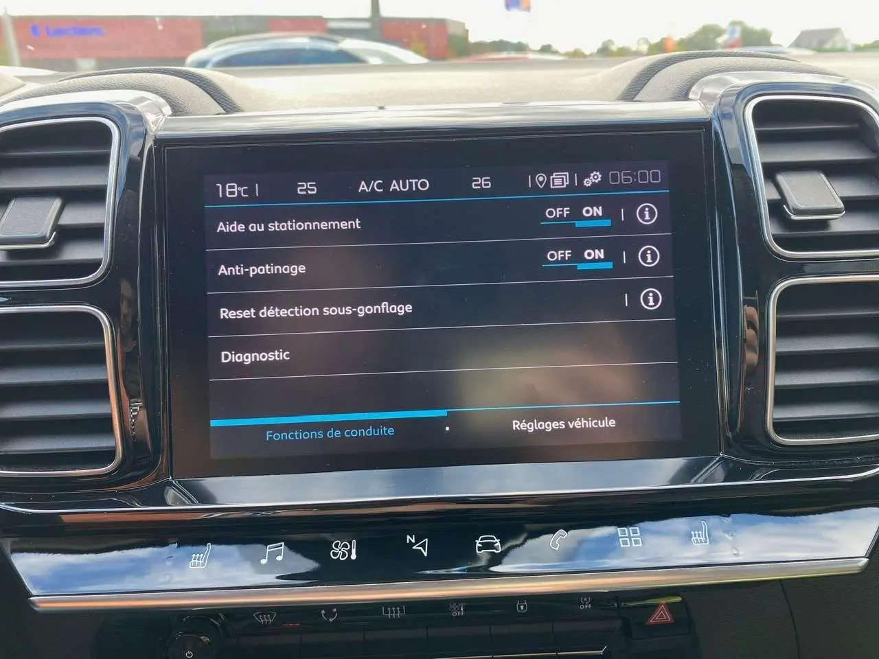 Écran tactile central du tableau de bord du Citroën C5 Aircross 2021 affichant les réglages d'aide au stationnement et de sécurité.