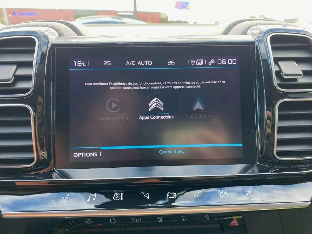 Écran tactile central du tableau de bord du Citroën C5 Aircross 2021 avec interface connectée et commandes climatisation.