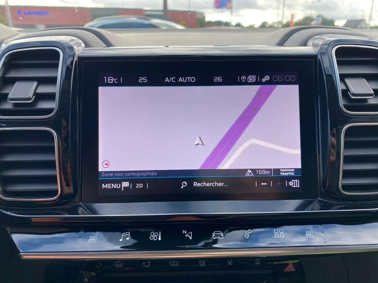 Écran tactile GPS 8 pouces au centre du tableau de bord du Citroën C5 Aircross 2021, finition Feel.