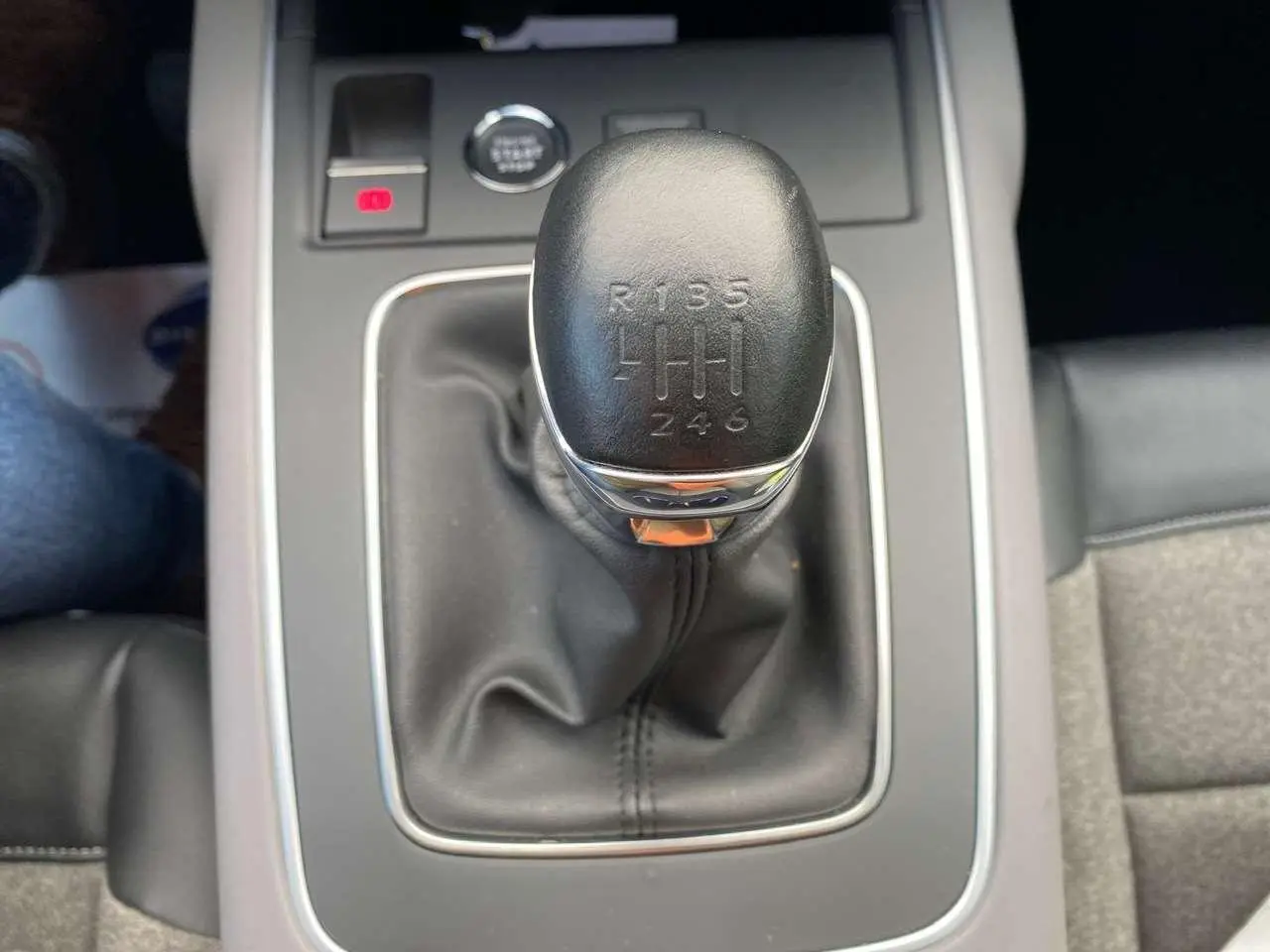 Le levier de vitesses manuel noir du Citroën C5 Aircross 2021 vu de dessus avec console grise environnante.