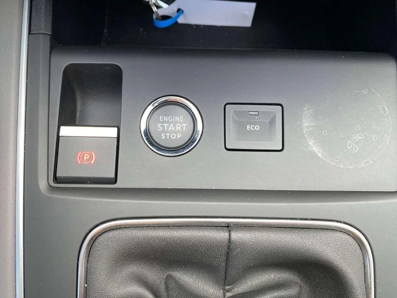 Gros plan sur la console centrale du Citroën C5 Aircross gris, montrant le bouton start/stop, mode ECO et frein de stationnement électrique.