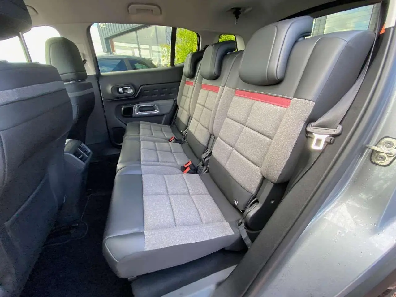 Vue intérieure côté droit des sièges arrière en tissu gris et cuir noir avec bande rouge du Citroën C5 Aircross 2021 gris Artense.