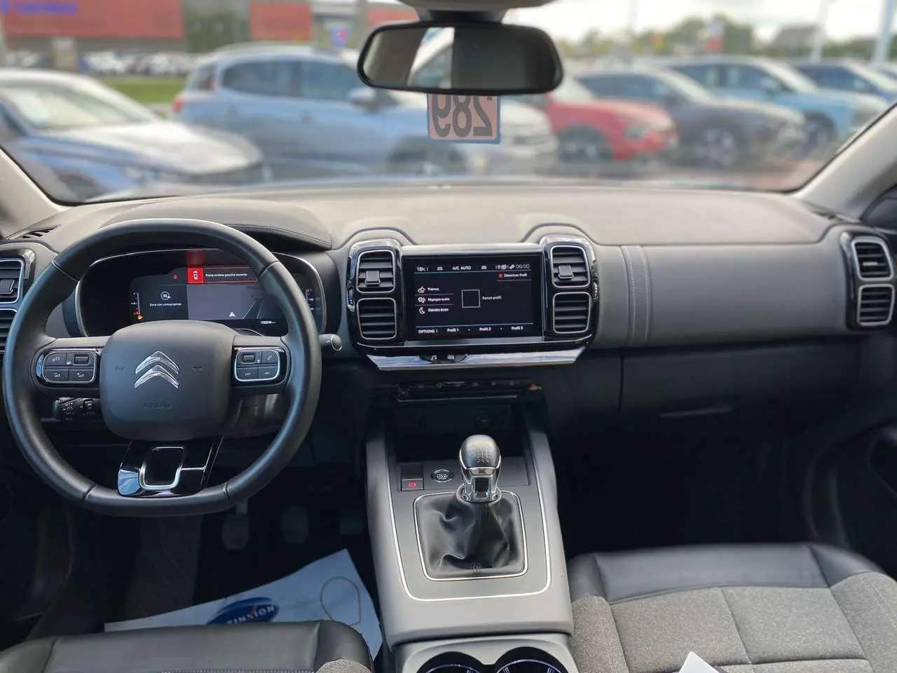 Vue intérieure du tableau de bord et volant noir du Citroën C5 Aircross 2021 avec boîte manuelle et écran tactile central.