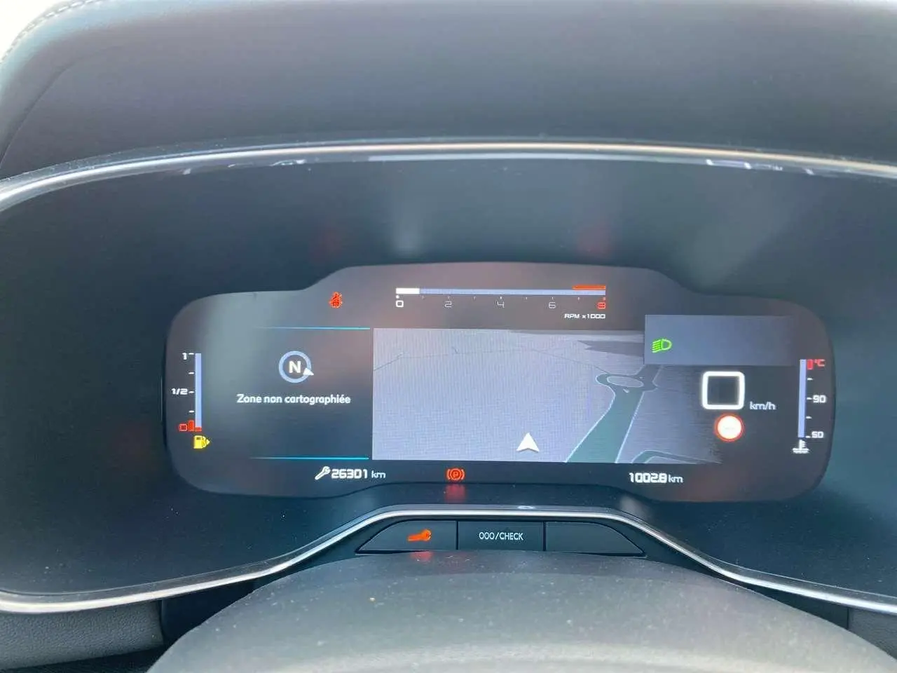 Affichage numérique du tableau de bord du Citroën C5 Aircross 2021 montrant la navigation et les indicateurs de vitesse et carburant.