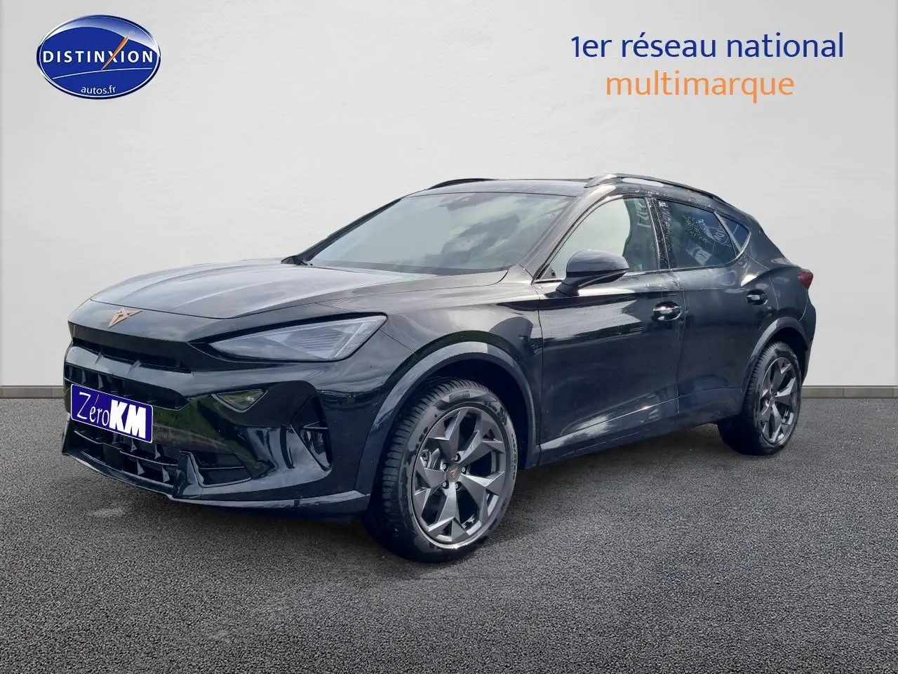 CUPRA Formentor noir midnight en 3/4 avant droit, avec jantes alu 18 pouces et barres de toit visibles.