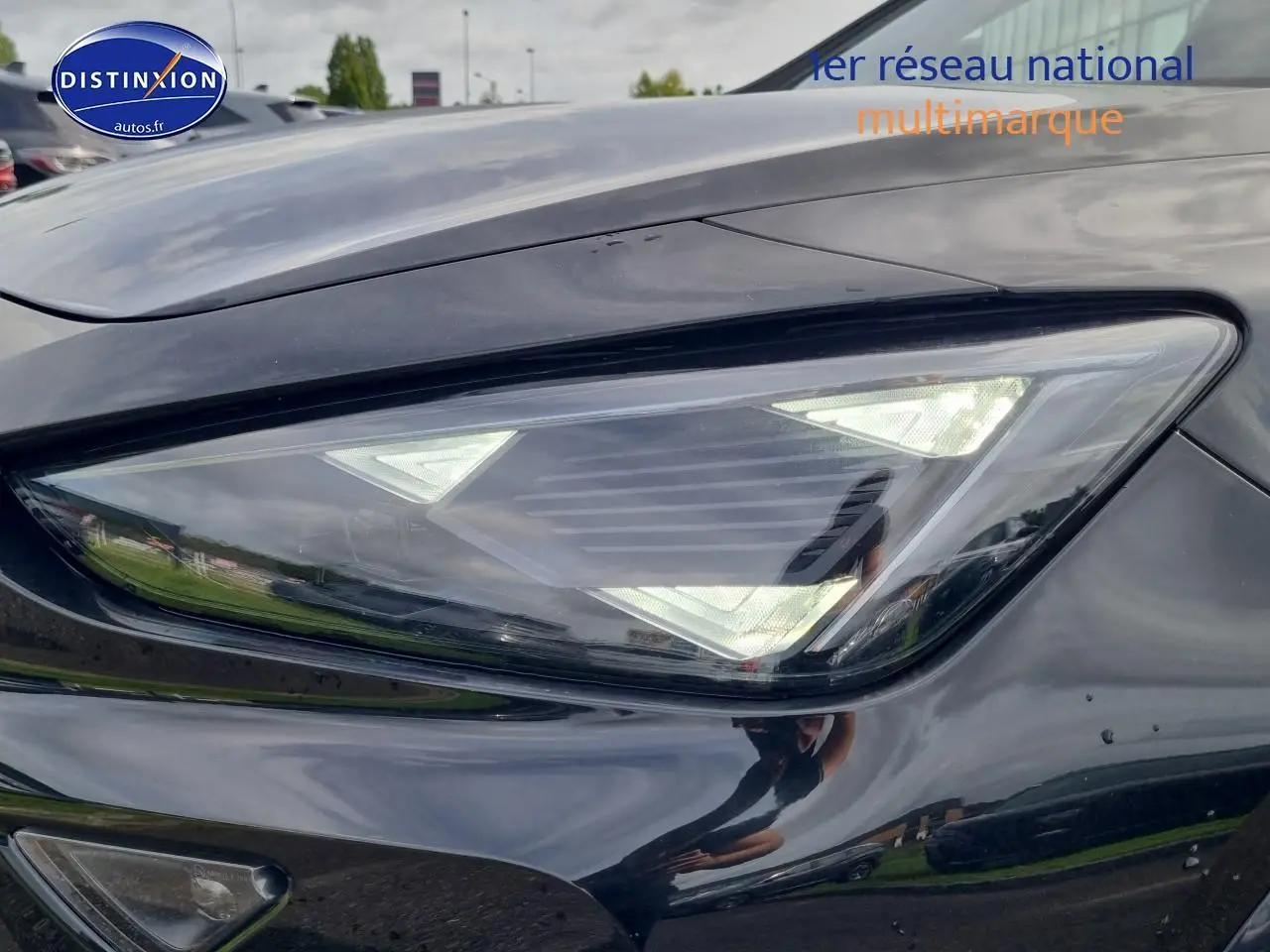 Gros plan sur le phare avant droit du CUPRA Formentor noir midnight 2025, mettant en valeur son design LED distinctif.