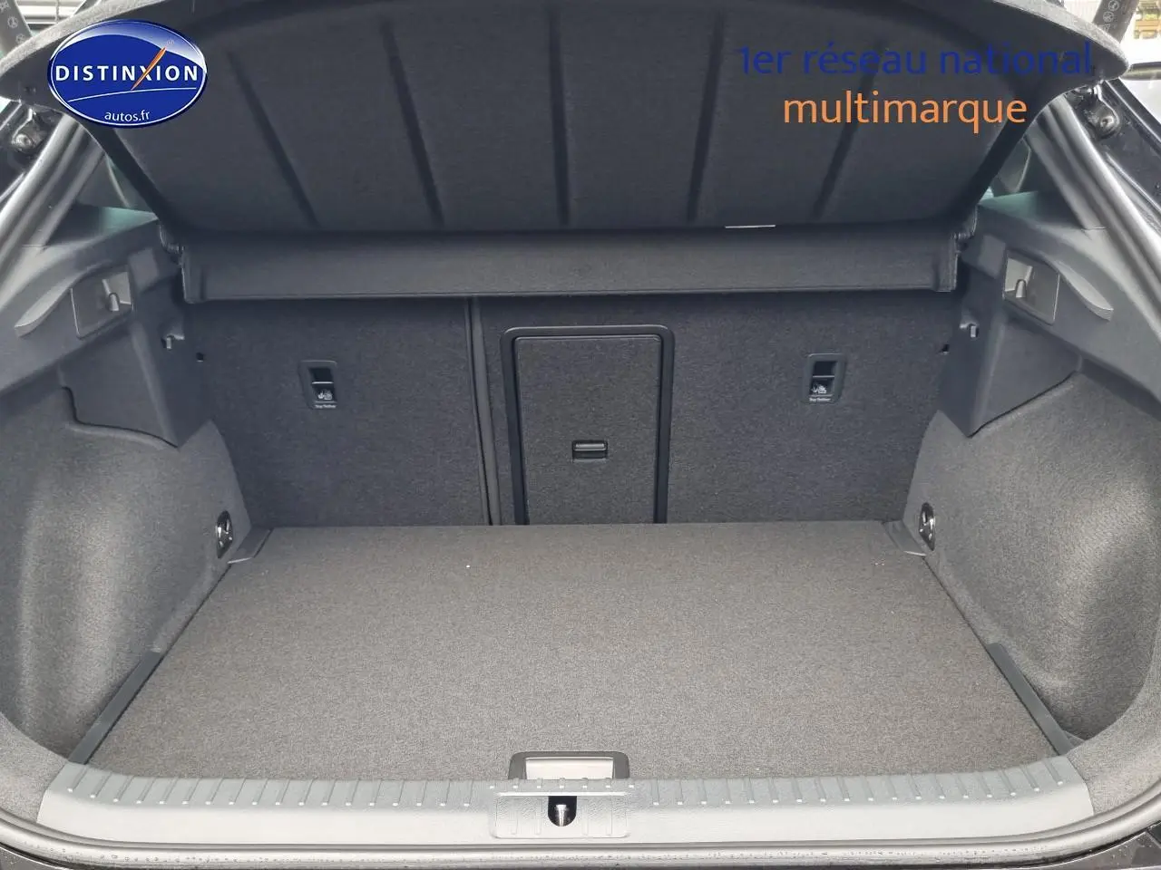 Coffre ouvert du CUPRA Formentor noir midnight 2025, montrant un espace de chargement propre et bien fini.