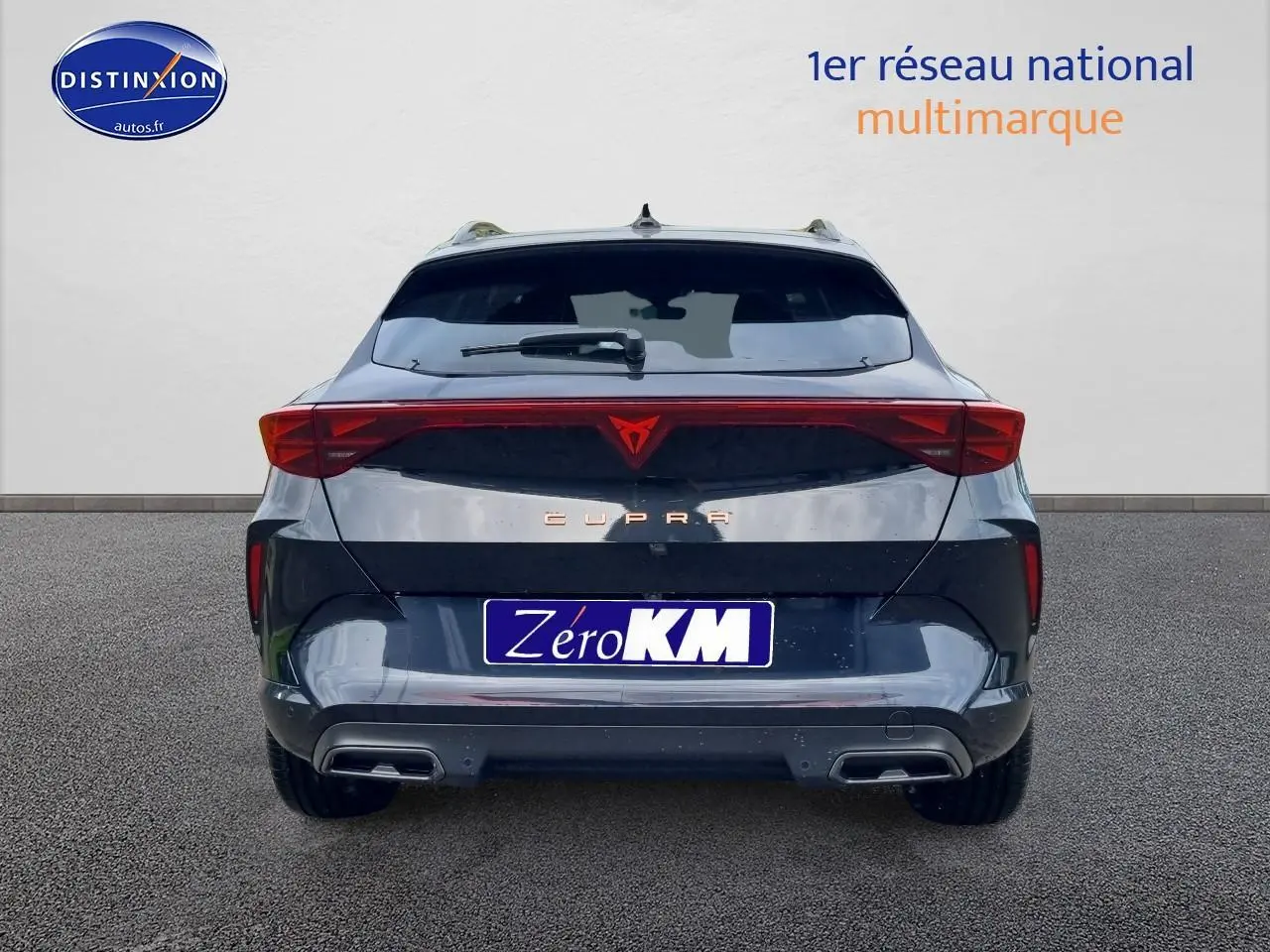 Vue arrière d'une CUPRA Formentor noir midnight avec feux LED reliés et double sortie d'échappement intégrée.