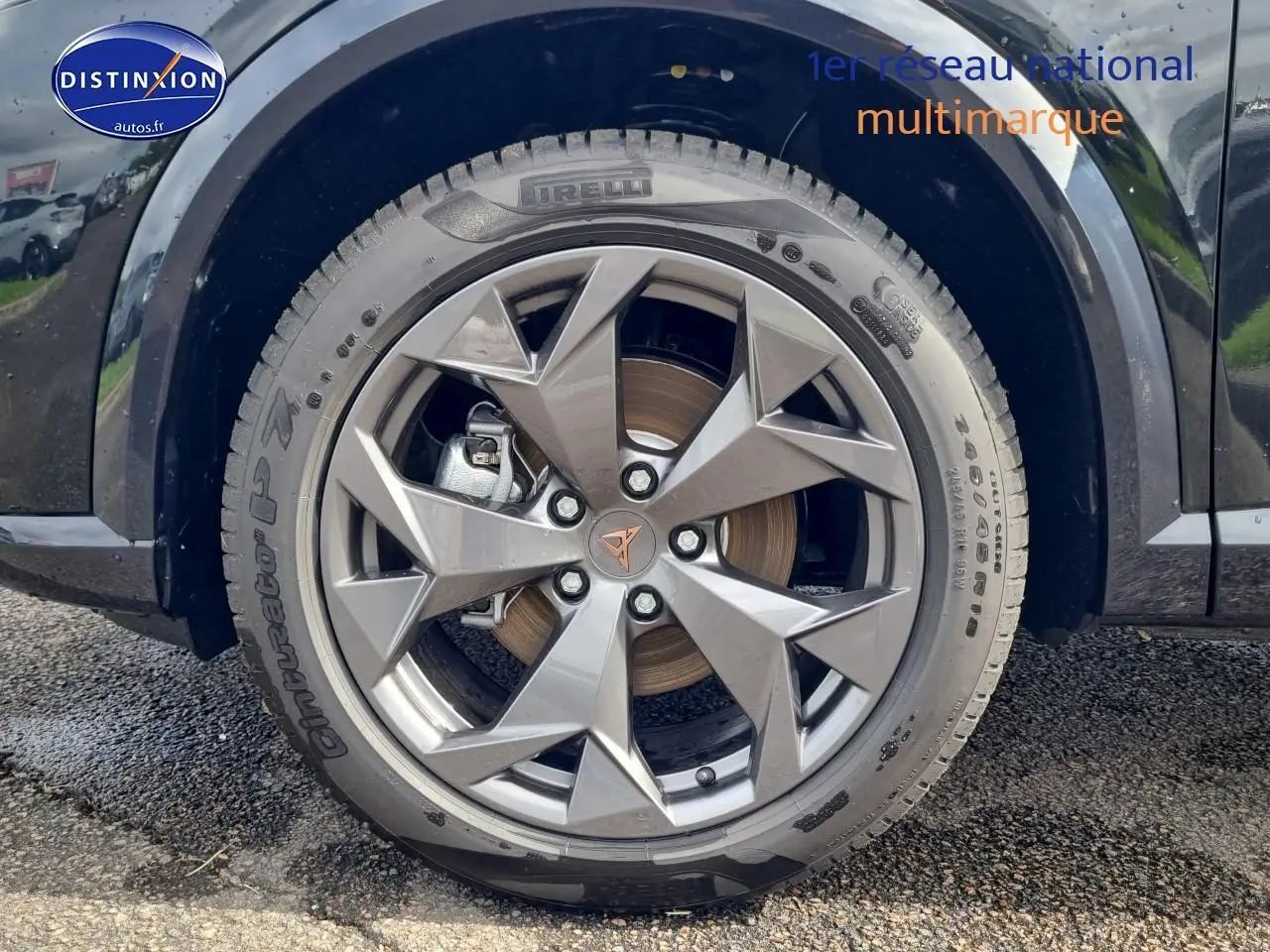 Gros plan sur la jante alu 18 pouces Tempest et pneu Pirelli du CUPRA Formentor noir midnight côté gauche.