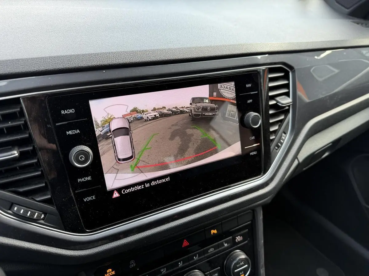 Écran central du Volkswagen T-Roc 1.5 TSI R-Line 2020 montrant la caméra de recul avec guidage dynamique.
