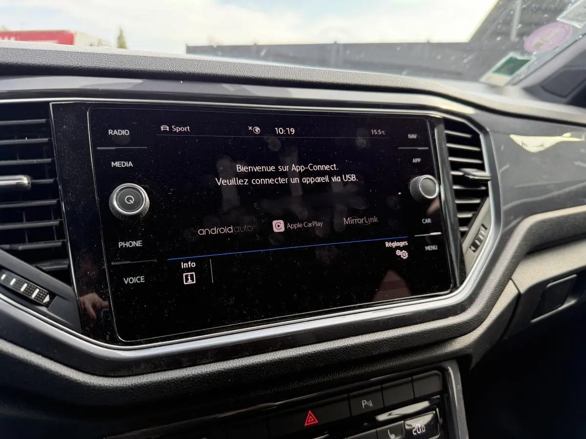 Écran tactile central du tableau de bord du Volkswagen T-Roc 2020 affichant App-Connect, vue intérieure frontale.